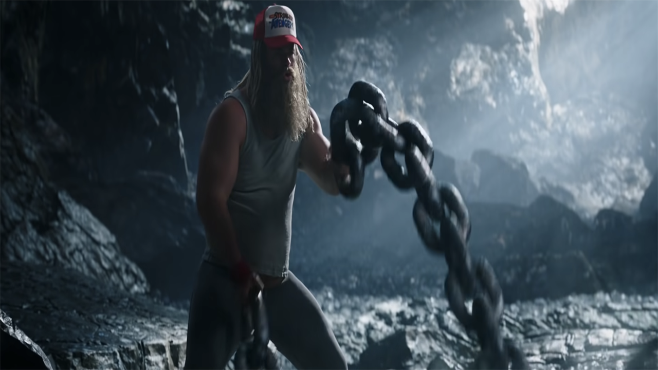 Chris Hemsworth Treats Chains Like Battle Ropes in Thor's Epic Workout